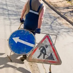 09) CORSO DI FORMAZIONE PER PREPOSTI, ADDETTI ALLE ATTIVITA' DI PIANIFICAZIONE, CONTROLLO E APPOSIZIONE DELLA SEGNALETICA STRADALE DESTINATA ALLE ATTIVITA' LAVORATIVE CHE SI SVOLGANO IN PRESENZA DI TRAFFICO VEICOLARE (12 ORE)