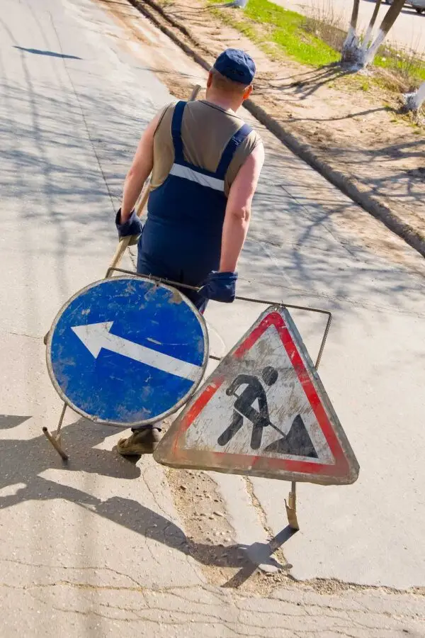 09) CORSO DI FORMAZIONE PER PREPOSTI, ADDETTI ALLE ATTIVITA' DI PIANIFICAZIONE, CONTROLLO E APPOSIZIONE DELLA SEGNALETICA STRADALE DESTINATA ALLE ATTIVITA' LAVORATIVE CHE SI SVOLGANO IN PRESENZA DI TRAFFICO VEICOLARE (12 ORE)